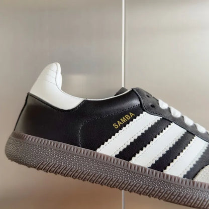 SNEAKERS 11