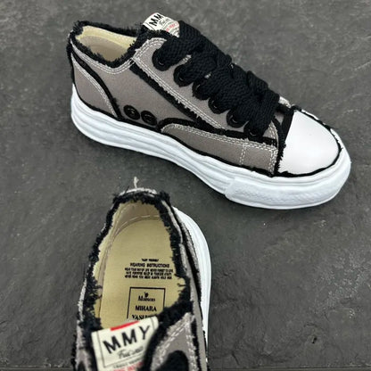 A - SNEAKERS