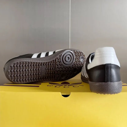 SNEAKERS 11